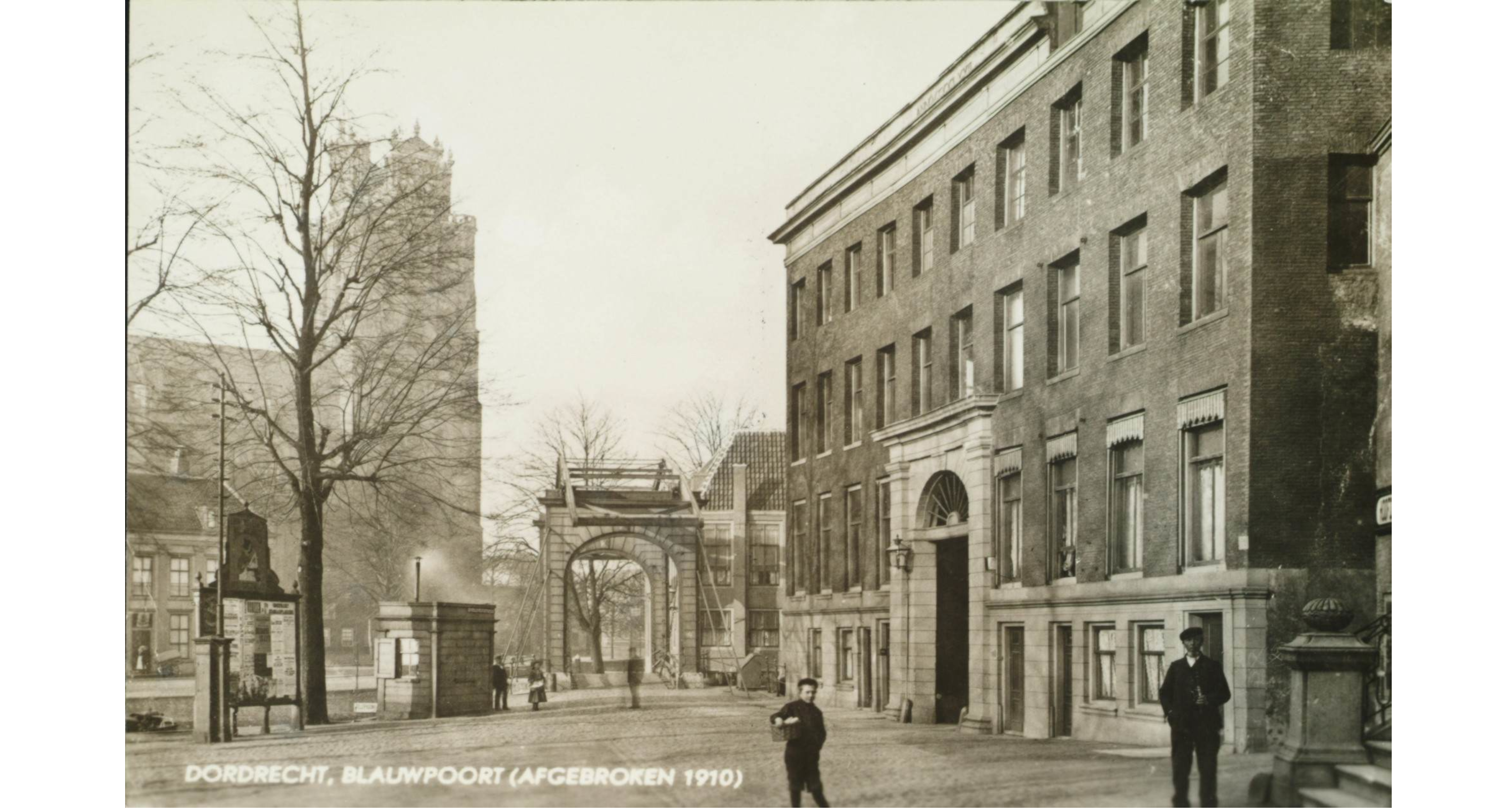 Blauwpoort vanaf de Nieuwe Haven met Engelenburgerbrug en Grote Kerk