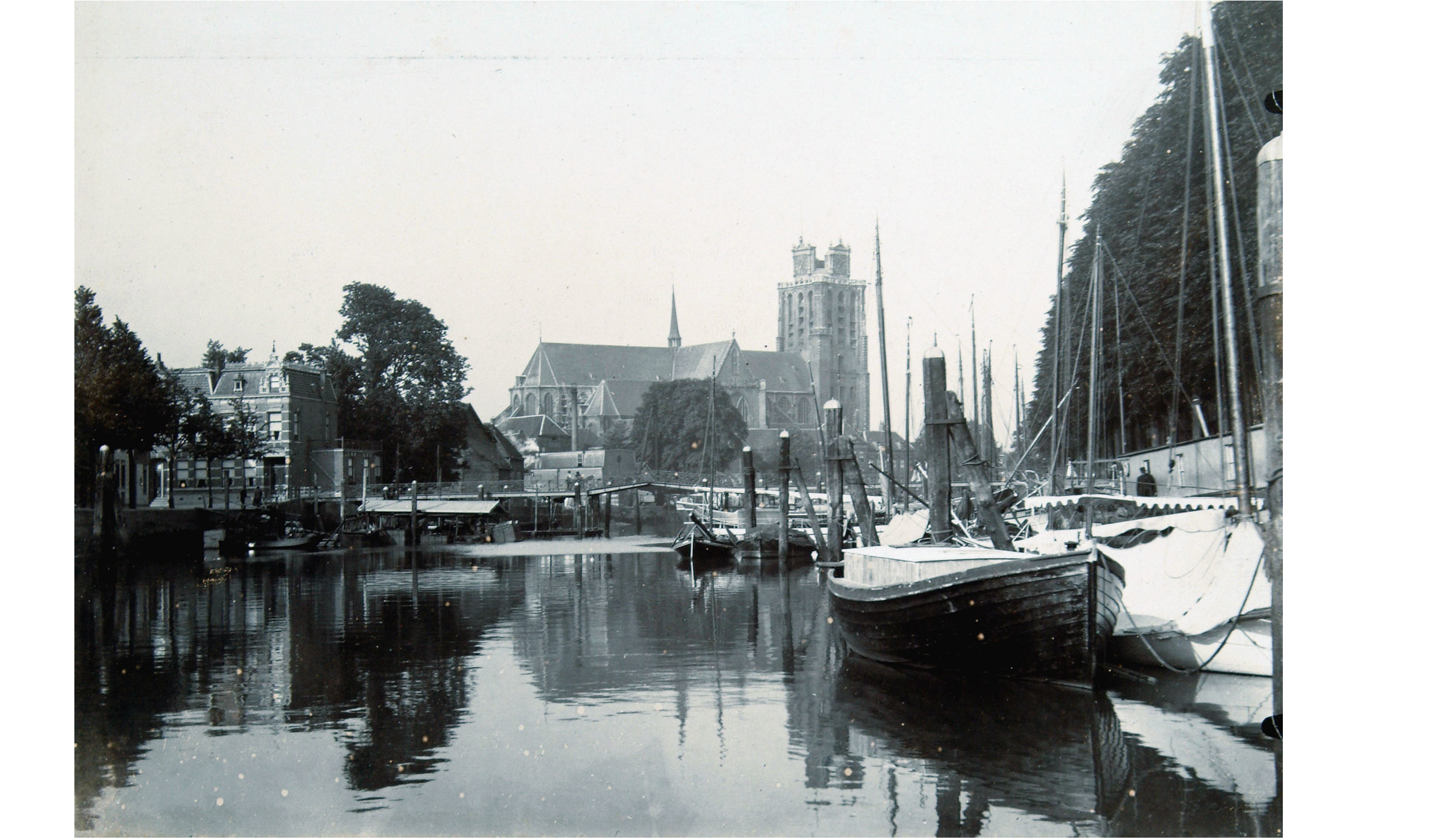 Nieuwe Haven in de richting van de Lange IJzerenbrug en Grote Kerk