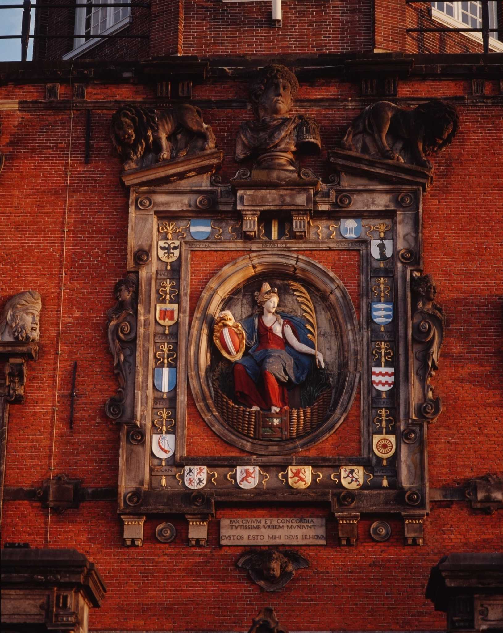 De Dordtse Maagd met stadswapens op de Groothoofdspoort, rivierzijde