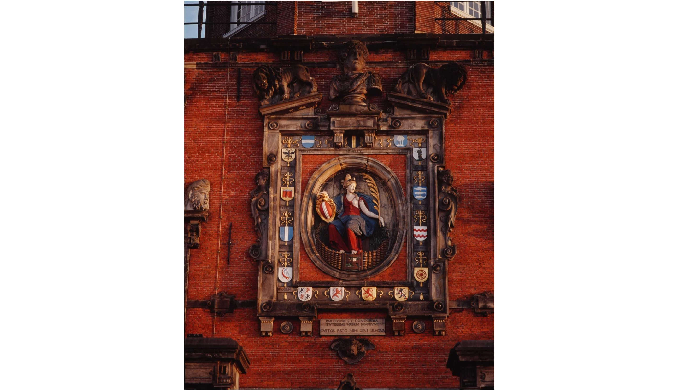 De Dordtse Maagd met stadswapens op de Groothoofdspoort, rivierzijde